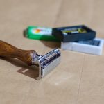 Miesten kainalokarvojen ajelu